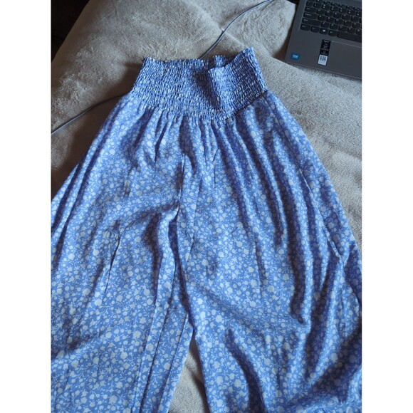 Size small floral blue flowy pants wide legged - Picture 4 of 5